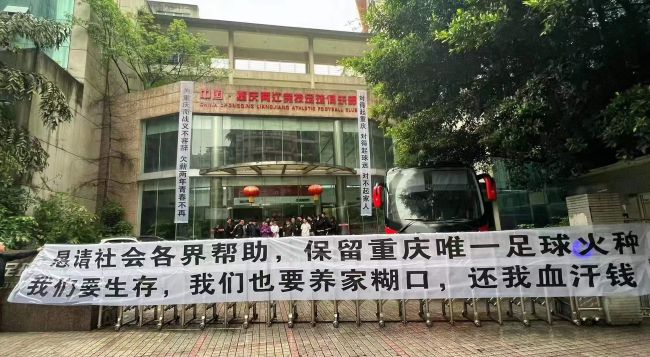 这时，只听里面忽然传来一声巨大的撞击声。
